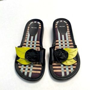 Leather Me Too slip on sandals with floral detail in size 6 very good condition.